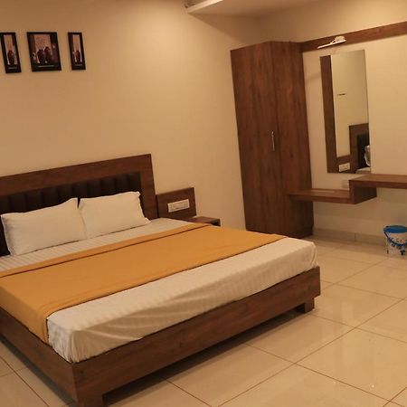 בהוי Hotel Viraj Residency מראה חיצוני תמונה