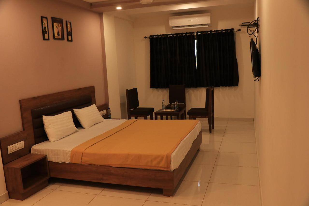בהוי Hotel Viraj Residency מראה חיצוני תמונה