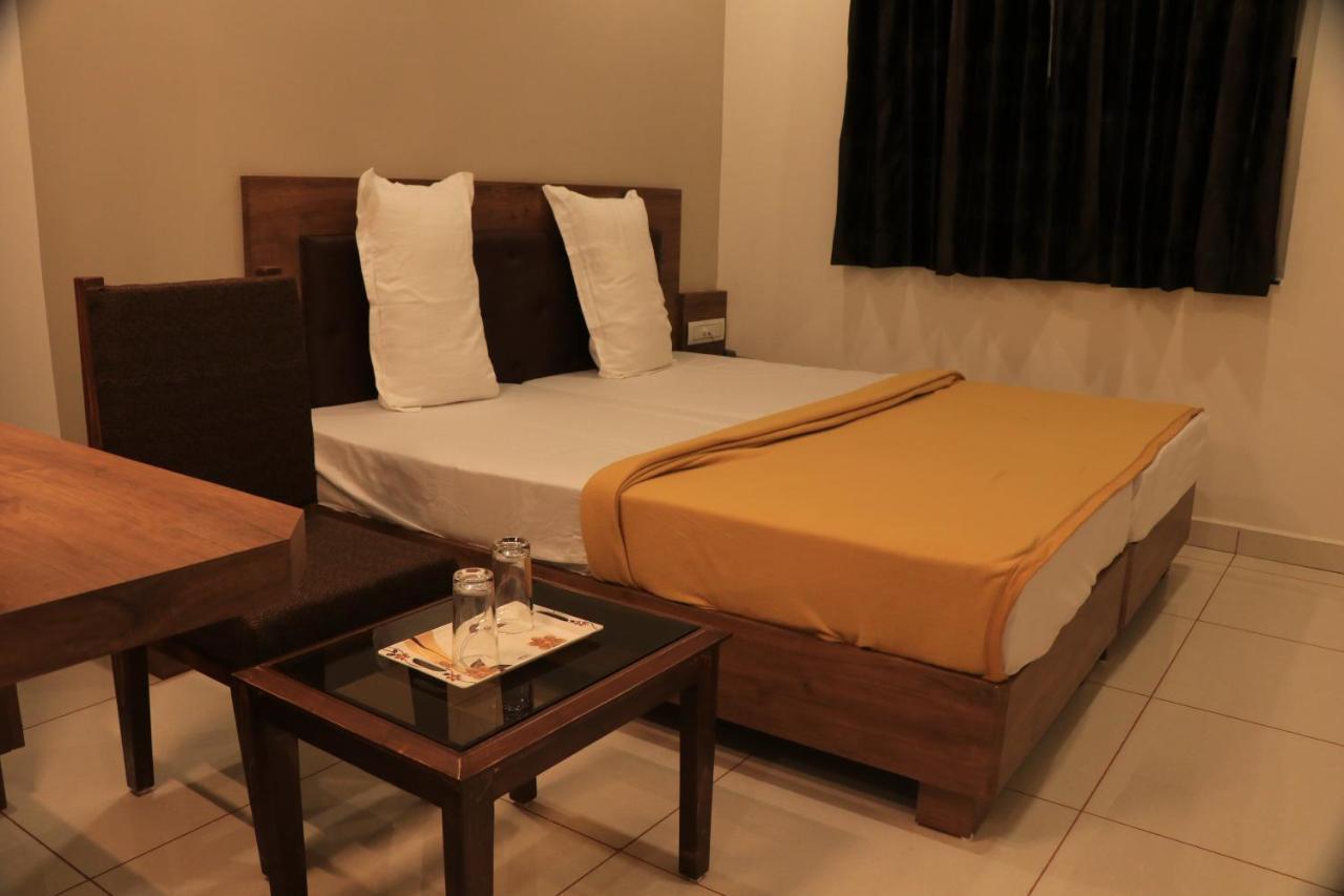 בהוי Hotel Viraj Residency מראה חיצוני תמונה