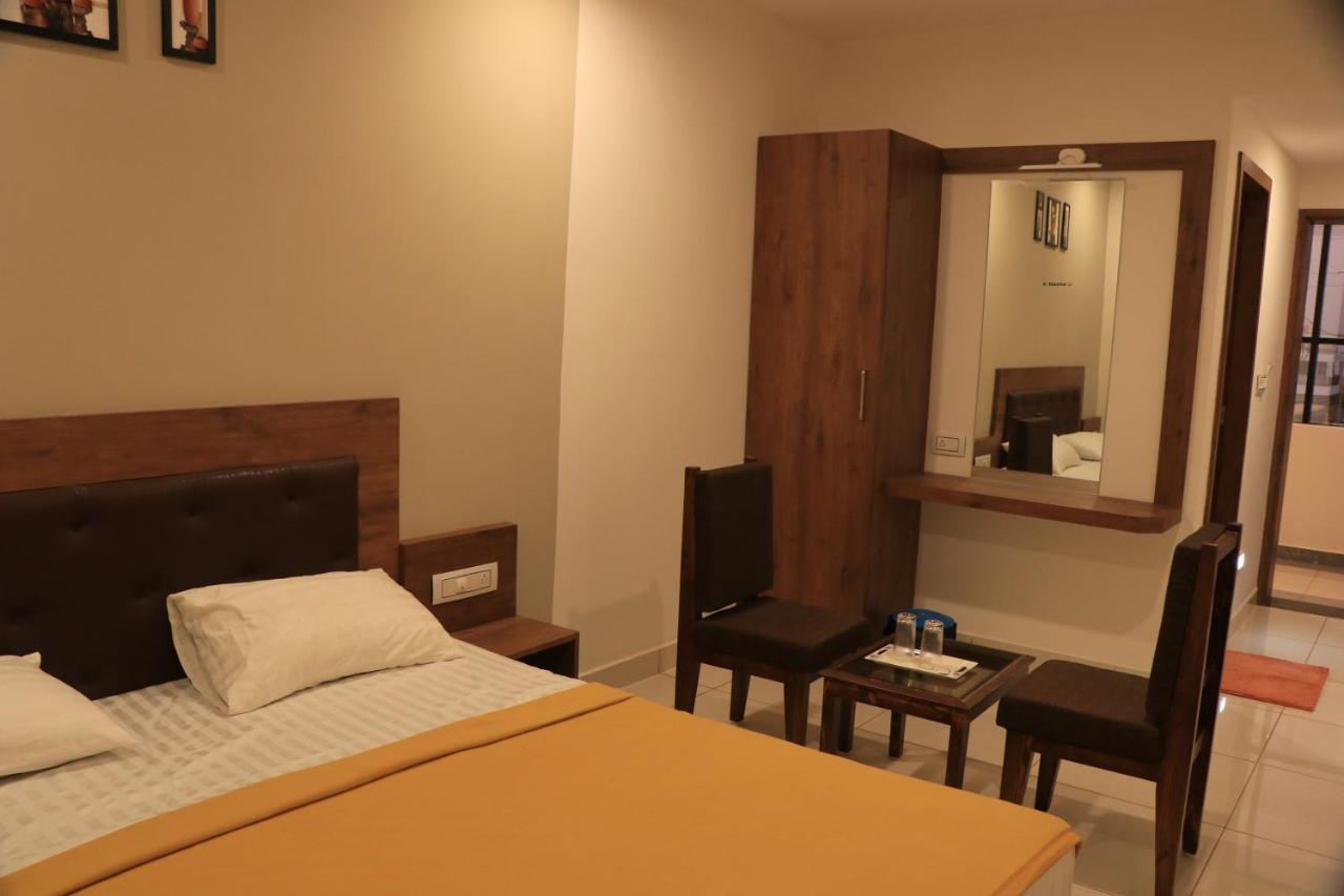 בהוי Hotel Viraj Residency מראה חיצוני תמונה