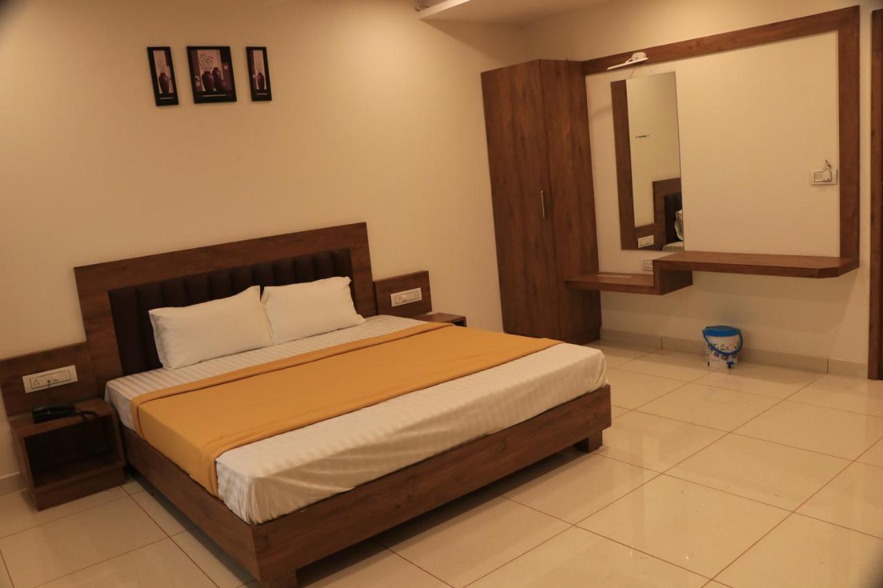 בהוי Hotel Viraj Residency מראה חיצוני תמונה
