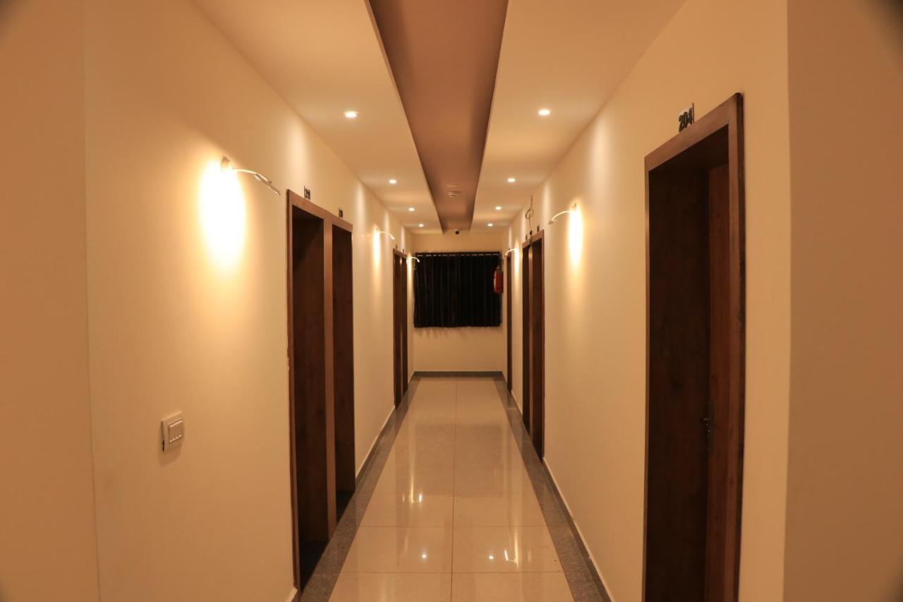 בהוי Hotel Viraj Residency מראה חיצוני תמונה