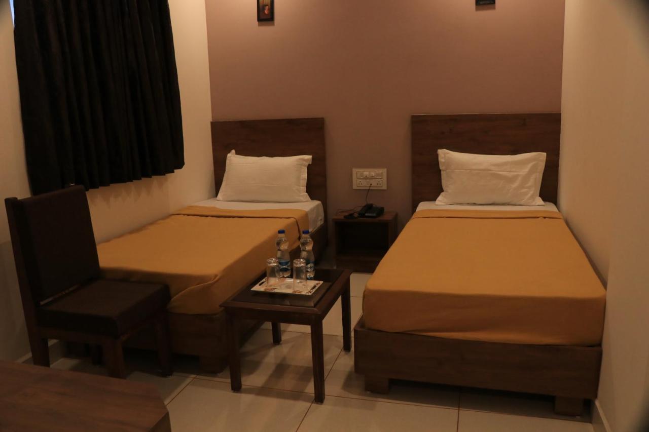בהוי Hotel Viraj Residency מראה חיצוני תמונה