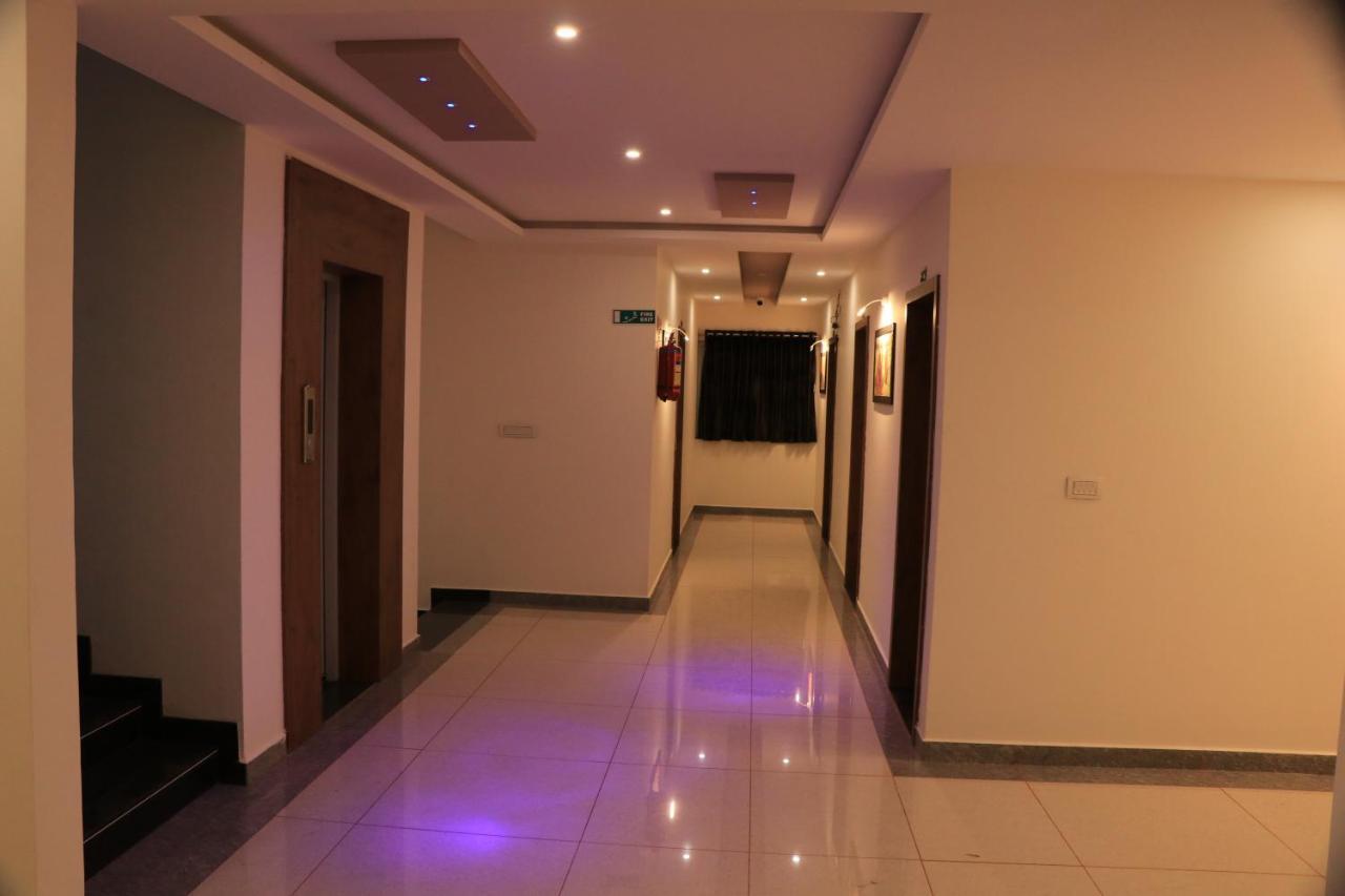 בהוי Hotel Viraj Residency מראה חיצוני תמונה