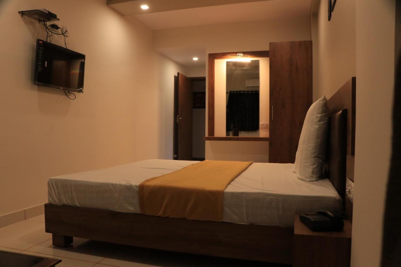 בהוי Hotel Viraj Residency מראה חיצוני תמונה