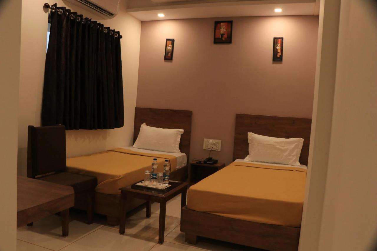 בהוי Hotel Viraj Residency מראה חיצוני תמונה