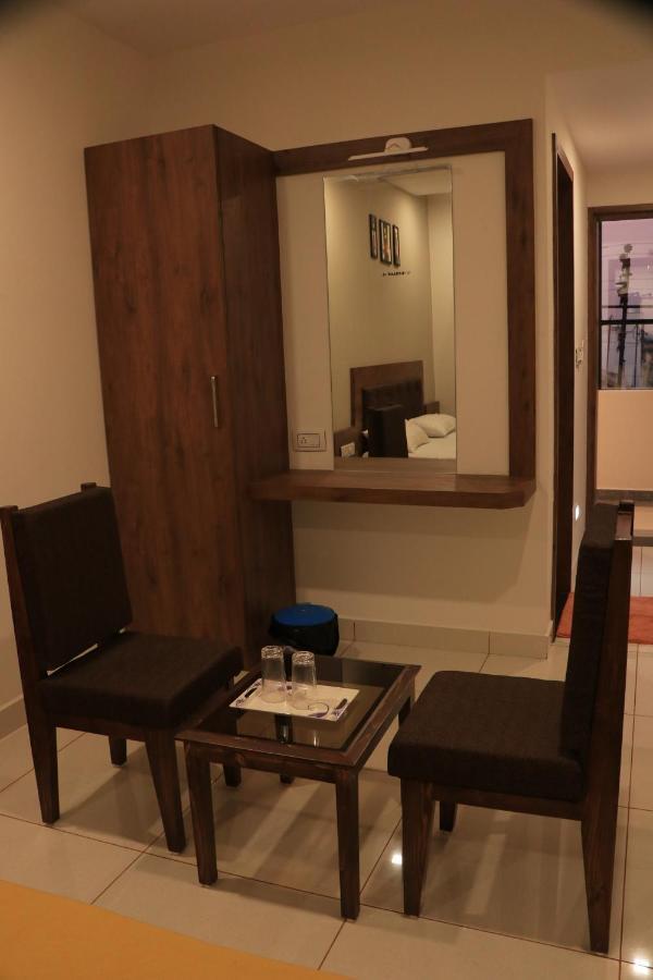 בהוי Hotel Viraj Residency מראה חיצוני תמונה