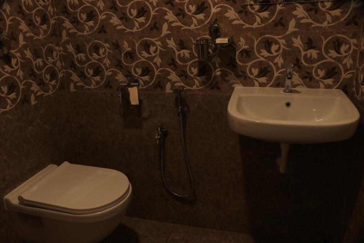 בהוי Hotel Viraj Residency מראה חיצוני תמונה