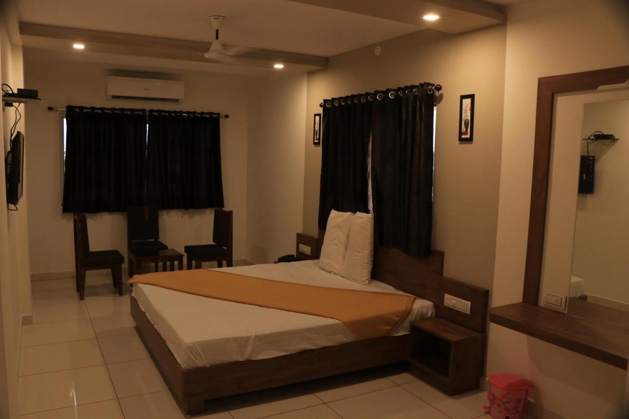 בהוי Hotel Viraj Residency מראה חיצוני תמונה